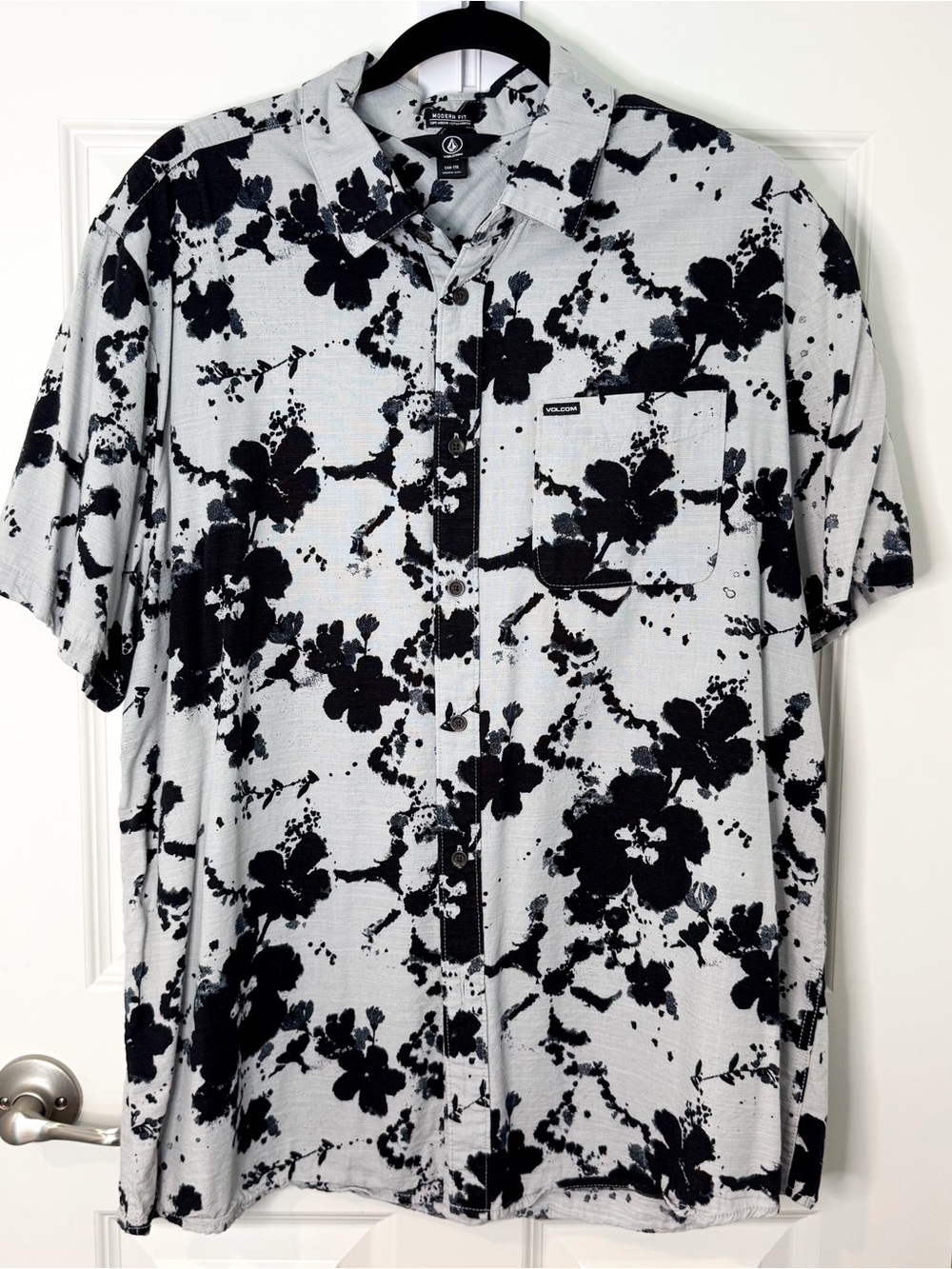 Volcom Men’s XXL Shirt Gray Black Floral Modern Fit Short Sleeve Button Up